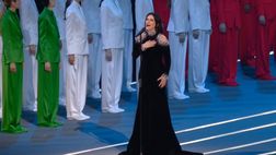 Milanista mozzafiato: Laura Pausini incanta San Siro con l’inno di Mameli