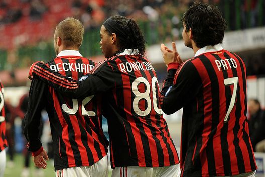 MILAN, ITALY - FEBRUARY 28: Pato (R) of Milan celebrates with team mates David Beckham and Ronaldinho after his second goal during the Serie A match between Milan and Atalanta at Stadio Giuseppe Meazza on February 28, 2010 in Milan, Italy. (Photo by Tullio M. Puglia/Getty Images) Ronaldinho: il ricordo del suo arrivo al Milan e la risposta di Pato- immagine 3