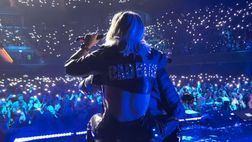 VIDEO / L’entrata trionfale di Wanda in moto sul palco: la folla impazzisce per Bad Bitch