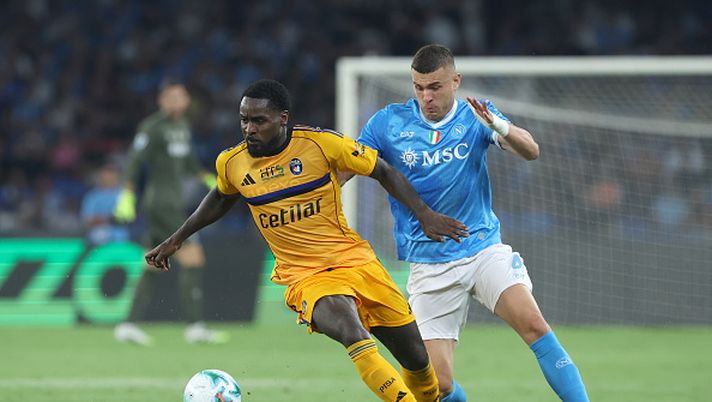 NAPLES, ITALY - SEPTEMBER 22: Alessandro Buongiorno of SSC Napoli battles for possession with M'bala Nzola of Pisa SC during the Serie A match between SSC Napoli and Pisa SC at Stadio Diego Armando Maradona on September 22, 2025 in Naples, Italy. (Photo by Francesco Pecoraro/Getty Images) Buongiorno