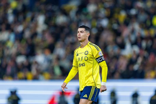 RIYADH, ARABIA SAUDITA - 17 GENNAIO: Cristiano Ronaldo della squadra Al-Nassr FC durante la partita di Saudi Pro League tra Al Nassr e Al Shabab all'Al Awwal Park il 17 gennaio 2026 a Riyadh, Arabia Saudita. (Foto di Abdullah Ahmed/Getty Images) Incentivi milionari, ma anche Porsche e cavalli: i folli bonus nel mondo del calcio- immagine 3