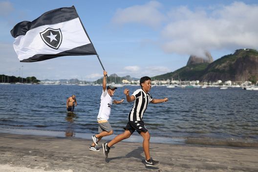 RIO DE JANEIRO, BRASILE - 1 DICEMBRE: I tifosi del Botafogo si riuniscono nel quartiere di Botafogo. (Foto di Wagner Meier/Getty Images) Colchoneros vs Fogão: soprannomi e tradizioni di Atletico e Botafogo- immagine 7