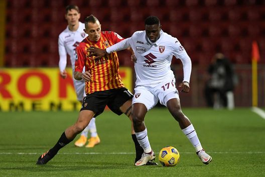BENEVENTO, ITALY - JANUARY 22: Wilfried Singo of Torino holds off Riccardo Improta of Benevento during the Serie A match between Benevento Calcio and Torino FC at Stadio Ciro Vigorito on January 22, 2021 in Benevento, Italy. (Photo by Francesco Pecoraro/Getty Images)