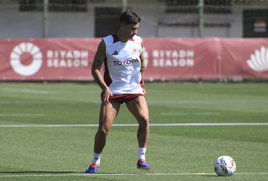 Ritiro Roma, lavoro sul campo e in palestra a Trigoria – FOTO GALLERY - immagine 18