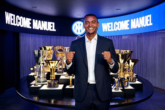 MILAN, ITALY - SEPTEMBER 01: FC Internazionale unveil new signing Manuel Akanji at Inter HQ on September 01, 2025 in Milan, Italy. (Photo by Mattia Ozbot - Inter/Inter via Getty Images) Inter, ecco quando rientreranno tutti i nazionali: le date. Domani primo giorno di Akanji- immagine 2