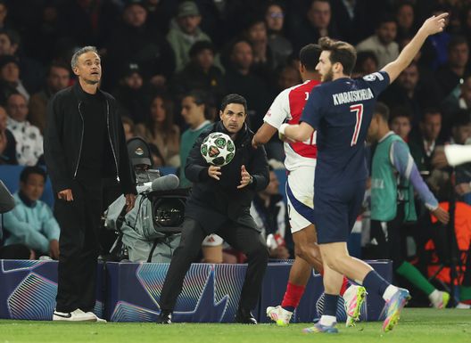 Luis Enrique e Khvicha Kvaratskhelia durante la semifinale di ieri sera (Foto di Richard Heathcote/Getty Images) Au revoir, Arsenal: il PSG è finalmente diventato grande?- immagine 2