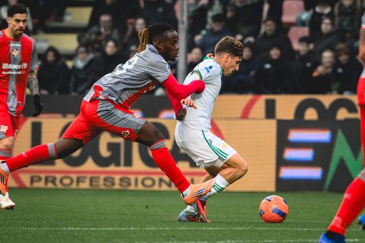 Tommaso Baldanzi in azione. (Photo by Fabio Rossi/AS Roma via Getty Images) La Roma vola sulle ali di Soulé: 3-1 alla Cremonese e Gasp si riprende il primo posto- immagine 2
