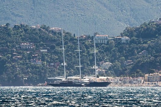 Lo yacht Koru di proprietà del fondatore di Amazon Jeff Bezos (Getty Images) Nozze Bezos a Venezia, la protesta di Greenpeace: “Allora puoi pagare più tasse”- immagine 2