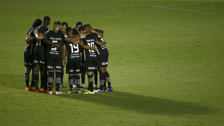 RIO DE JANEIRO, BRAZIL - JANUARY 24: Players of Botafogo huddle prior to the match between Fluminense and Botafogo as part of the Brasileirao Series A at Sao Januario Stadium on January 24, 2021 in Rio de Janeiro, Brazil. (Photo by Bruna Prado/Getty Images) Botafogo-Flamengo: dove vedere il match in diretta TV e streaming LIVE - immagine 1