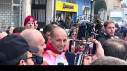 Delirio totale per Allegri con la torcia olimpica! Folla di tifosi per lui (Video)