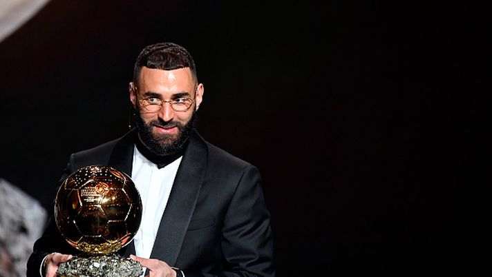 PARIS, FRANCE - OCTOBER 17: Karim Benzema receives the Ballon d'Or award during the Ballon D'Or ceremony at Theatre Du Chatelet In Paris on October 17, 2022 in Paris, France. (Photo by Aurelien Meunier/Getty Images) A fine ottobre sapremo: Parigi, lunedì 30, la consegna del Pallone d’Oro! - immagine 1