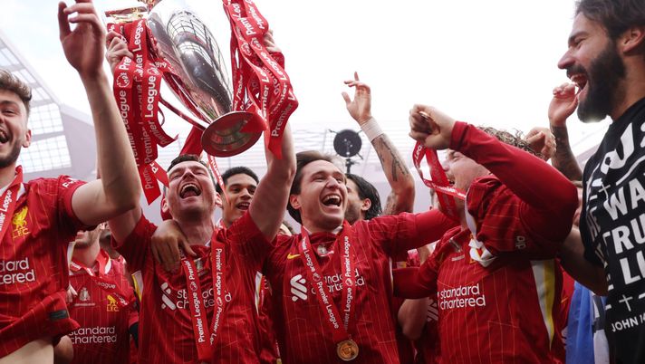 LIVERPOOL, ENGLAND - MAY 25: Andrew Robertson of Liverpool celebrates with Conor Bradley, Federico Chiesa, and Harvey Elliott with the Premier League trophy trophy, as Liverpool are crowned the Champions of the Premier League for the 2024/25 Season, following the Premier League match between Liverpool FC and Crystal Palace FC at Anfield on May 25, 2025 in Liverpool, England. (Photo by Carl Recine/Getty Images) SONDAGGIO VN – Chiesa bis? Vince il no, ma la percentuale del sì è notevole - immagine 1