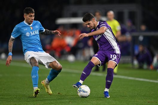 NAPLES, ITALY - JANUARY 31: Manor Solomon of ACF Fiorentina battles for possession with Mathias Olivera of SSC Napoli during the Serie A match between SSC Napoli and ACF Fiorentina at Stadio Diego Armando Maradona on January 31, 2026 in Naples, Italy. (Photo by Francesco Pecoraro/Getty Images)