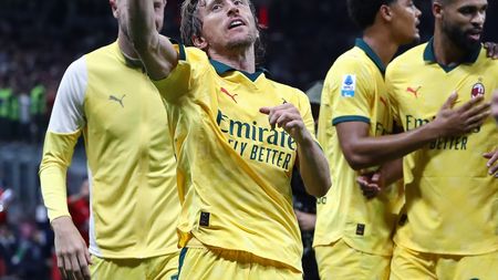 MILAN, ITALY - SEPTEMBER 14: Luka Modric of AC Milan celebrates after scoring their team's first goalduring the Serie A match between AC Milan and Bologna FC 1909 at Giuseppe Meazza Stadium on September 14, 2025 in Milan, Italy. (Photo by Marco Luzzani/Getty Images) modric-da-goat-mondiale-a-goat-in-serie-a-luka-e-nellolimpo-dei-6