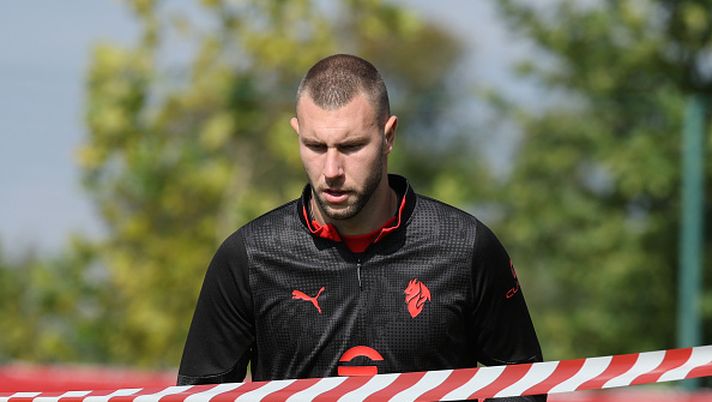 CAIRATE, ITALY - OCTOBER 01: Strahinja Pavlovic of AC Milan looks on during AC Milan training session at Milanello on October 01, 2025 in Cairate, Italy. (Photo by Claudio Villa/AC Milan via Getty Images) Pavlovic: 'Modric è quello che ci mancava, Allegri punto di forza'