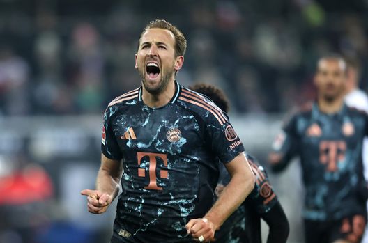 Kane festeggia una rete con la maglietta del Bayern. (Photo by Christof Koepsel/Getty Images) Kane