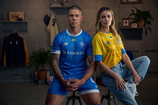 Dinamo Kiev, ecco le nuove maglie: nello spot i tifosi si riparano da un attacco russo- immagine 2