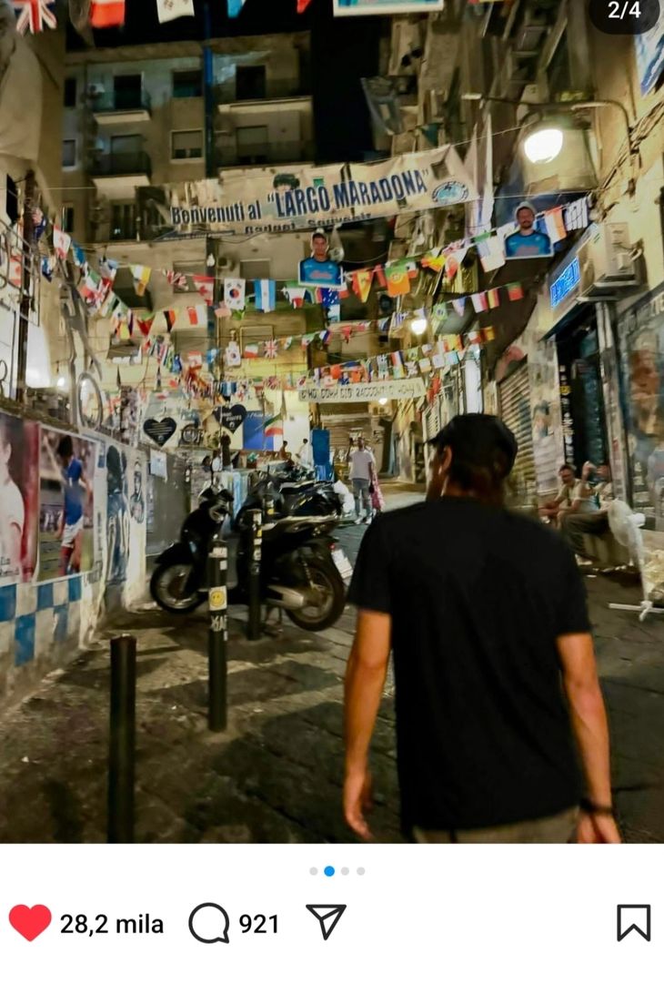 GALLERY Conte innamorato di Napoli: le foto pubblicate in giro per la città - immagine 3