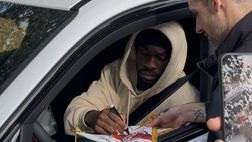 Milan, Tomori cuore d’oro: firma autografi ai tifosi a Milanello | PM Video