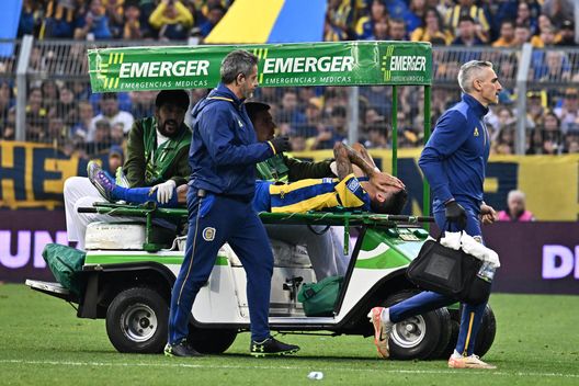 Angel Di Maria esce in lacrime per infortunio all'89' (Photo by Luciano Bisbal/Getty Images) Di Maria e un ritorno movimentato: gol, infortunio e beffa finale con il Rosario Central- immagine 3