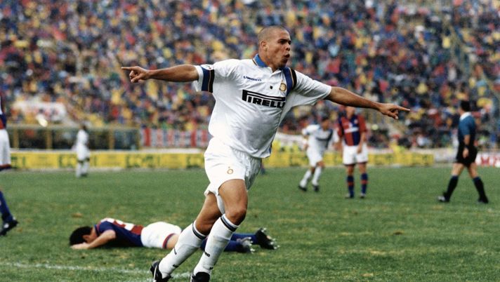 Bologna - Stagione 1997-1998 - 14-09-1997 - Bologna-Inter 2-4 - Ronaldo esulta dopo aver segnato;Bologna, Italy - 1997-1998 Season - September 14, 1997 - Ronaldo celebrates after scoring his goal during the Serie A match Bologna-Inter at Renato Dall'Ara Stadium on September 14, 1997 in Bologna, Italy VIDEO / Bologna-Inter e il gol di Ronaldo: “Rubandoci il cuore per la prima volta” - immagine 1