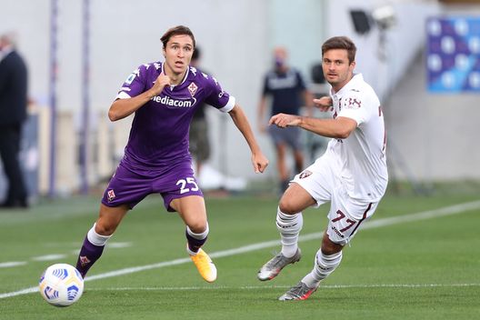FLORENCE, ITALY - SEPTEMBER 19: Federico Chiesa of ACF Fiorentina battles for the ball with Karol Linetty of Torino FC during the Serie A match between ACF Fiorentina and Torino FC at Stadio Artemio Franchi on September 19, 2020 in Florence, Italy. (Photo by Gabriele Maltinti/Getty Images)