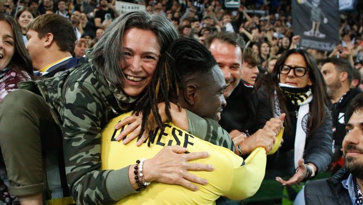 UDINE, ITALY - MAY 17: Oumar Solet of Udinese gets a hug from a fan at the end of the Serie A match between Udinese Calcio and US Cremonese at Stadio Friuli on May 17, 2026 in Udine, Italy. (Photo by Timothy Rogers/Getty Images) Repubblica: “Solet affare in fase concreta: accordo non è lontano: l’Inter pensa che sia…” - immagine 1