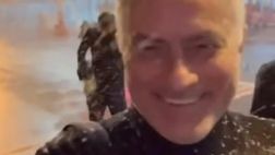 VIDEO / Il Fenerbahce batte il Sivasspor, tempesta di neve in aeroporto: Mourinho se la ride