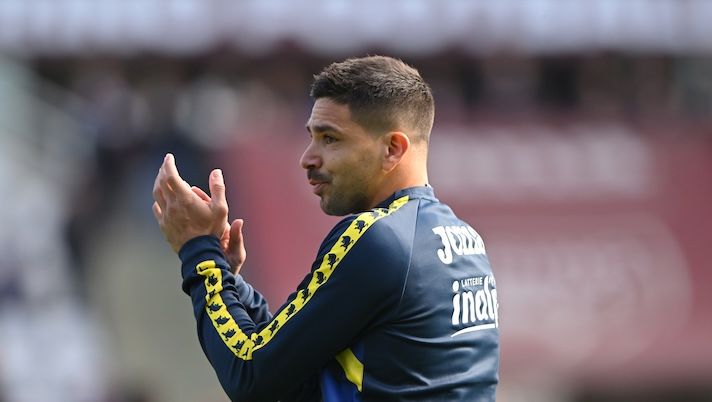 TURIN, ITALY - OCTOBER 26: Giovanni Simeone of Torino applauds the fans prior to the Serie A match between Torino FC and Genoa CFC at Stadio Olimpico di Torino on October 26, 2025 in Turin, Italy. (Photo by Chris Ricco/Getty Images) Infortunio Simeone, salta il Como alla ripresa e non solo: cosa filtra sui tempi di recupero - immagine 1