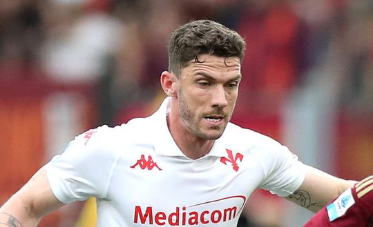 ROME, ITALY - MAY 04: Matias Soule of AS Roma (R) runs with the ball whilst under pressure from Moise Kean and Robin Gosens of Fiorentina during the Serie A match between AS Roma and Fiorentina at Stadio Olimpico on May 04, 2025 in Rome, Italy. (Photo by Paolo Bruno/Getty Images) Gosens