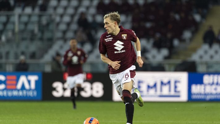 TURIN, ITALY - DECEMBER 13: Marcus Holmgren Pedersen of Torino FC in action during the Serie A match between Torino FC and US Cremonese at Stadio Olimpico Grande Torino on December 13, 2025 in Turin, Italy. (Photo by Stefano Guidi - Torino FC/Torino FC 1906 via Getty Images) Torino-Cagliari 1-2, problema al ginocchio per Pedersen: domani gli esami - immagine 1