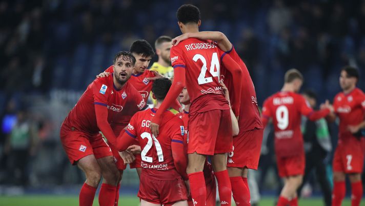 ROME, ITALY - JANUARY 26: Players of Fiorentina celebrate their team's victory after the Serie A match between SS Lazio and Fiorentina at Stadio Olimpico on January 26, 2025 in Rome, Italy. (Photo by Paolo Bruno/Getty Images) Fiorentina