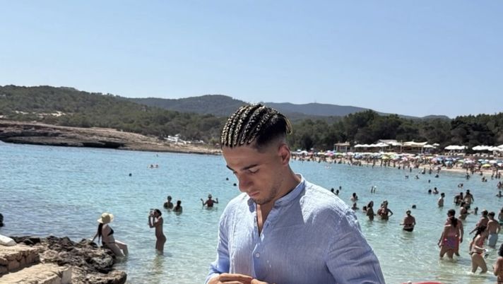 FOTO – Parisi si gode la vacanza a Ibiza con un capello tutto nuovo - immagine 1