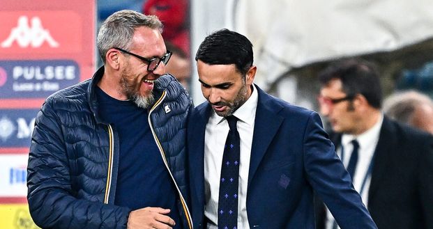 GENOA, ITALY - OCTOBER 31: Raffaele Palladino, head coach of Fiorentina (right), greet Marco Rossi, club manager of Genoa, prior to kick-off in the Serie A match between Genoa and Fiorentina at Stadio Luigi Ferraris on October 31, 2024 in Genoa, Italy. (Photo by Simone Arveda/Getty Images) Ferrara applaude Palladino: “Che coraggio mandare in campo Rubino”- immagine 2