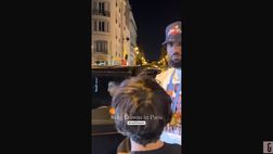 VIDEO / LeBron James allontana un giovane fan e poi balla con la medaglia al collo