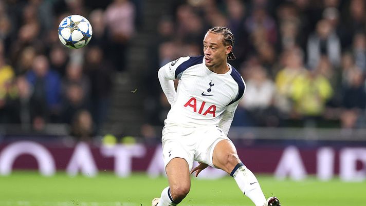 LONDON, ENGLAND - NOVEMBER 04: Xavi Simons of Tottenham Hotspur controls the ball during the UEFA Champions League 2025/26 League Phase MD4 match between Tottenham Hotspur and F.C. Copenhagen at Tottenham Hotspur Stadium on November 04, 2025 in London, England. (Photo by Warren Little/Getty Images) Tottenham Manchester United pronostico