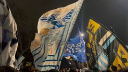125 LAZIO | Si avvicina la mezzanotte: continuano i cori a piazza della Libertà