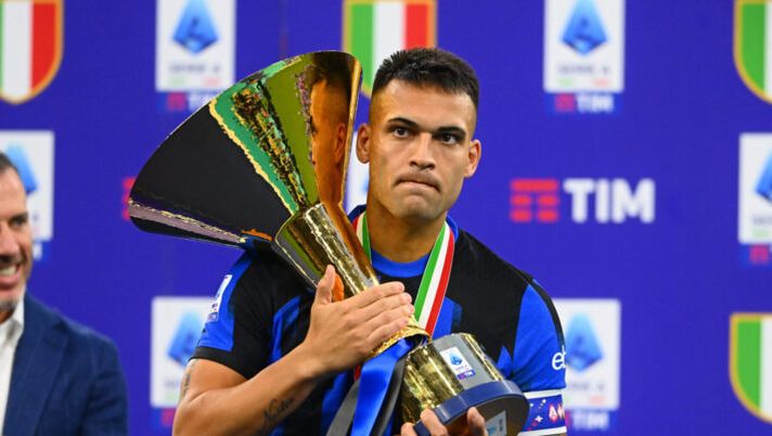MILAN, ITALY - MAY 19: Lautaro Martinez of FC Internazionale celebrates with the trophy after winning the Serie A title and the 20th Scudetto after the Serie A TIM match between FC Internazionale and SS Lazio at Stadio Giuseppe Meazza on May 19, 2024 in Milan, Italy. (Photo by Mattia Pistoia - Inter/Inter via Getty Images) Gazzetta: “Inter, ecco quando potrebbe arrivare la firma materiale di Lautaro” - immagine 1