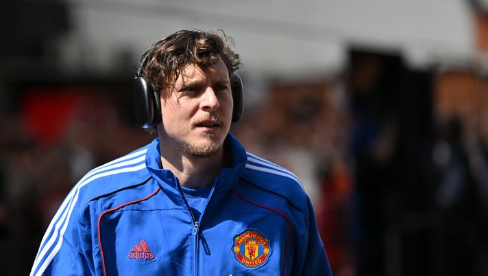 BOURNEMOUTH, ENGLAND - APRIL 27: Victor Lindelof of Manchester United arrives at the stadium prior to the Premier League match between AFC Bournemouth and Manchester United FC at Vitality Stadium on April 27, 2025 in Bournemouth, England. (Photo by Dan Mullan/Getty Images) Conferme su Lindelof ma occhio alla Premier. Pedullà: “Ecco chi lo vuole” - immagine 1