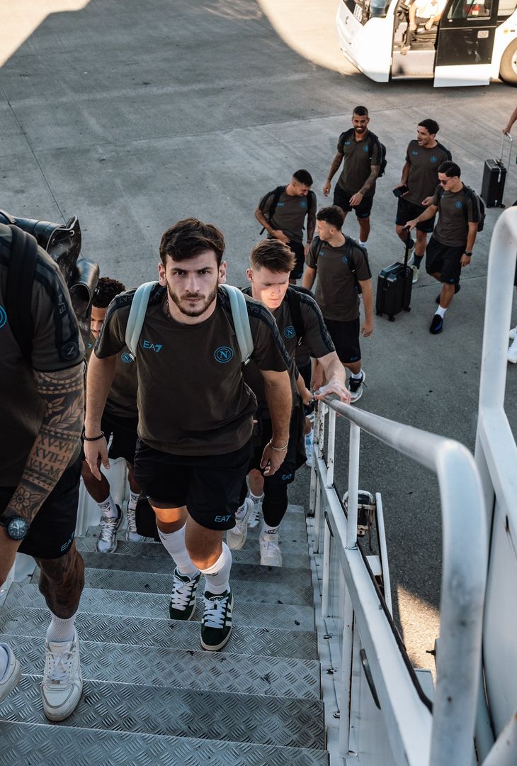 GALLERY Il Napoli è partito per Cagliari: sorrisi e concentrazione degli azzurri - immagine 3
