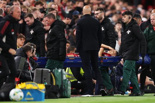 Giovanni Leoni esce dal campo in barella dopo il brutto infortunio in Carabao Cup (Foto di Jan Kruger/Getty Images) Liverpool, infortunio shock per Leoni: confermata la rottura del crociato- immagine 2