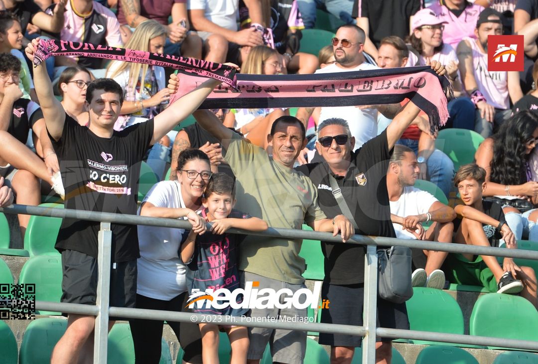 FOTOTIFO Palermo-Feralpisalò 3-0, gli scatti ai tifosi al “Renzo Barbera” (GALLERY) - immagine 58