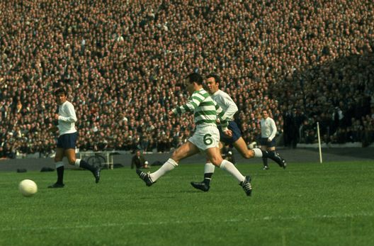 Clark in campo con la maglia del Celtic Glasgow nel 1960. Foto di Allsport UK /Allsport Lutto per il Celtic: è scomparsa la leggenda del club John Clark- immagine 2