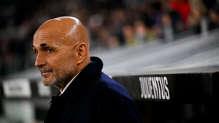 TURIN, ITALY - DECEMBER 02: Head coach of Juventus Luciano Spalletti looks on during the Coppa Italia match between Juventus and Udinese at Allianz Stadium on December 02, 2025 in Turin, Italy. (Photo by Daniele Badolato - Juventus FC/Juventus FC via Getty Images) Juve, Spalletti: “Gasp un modello, a Roma ha trasformato i calciatori nella mentalità” - immagine 1