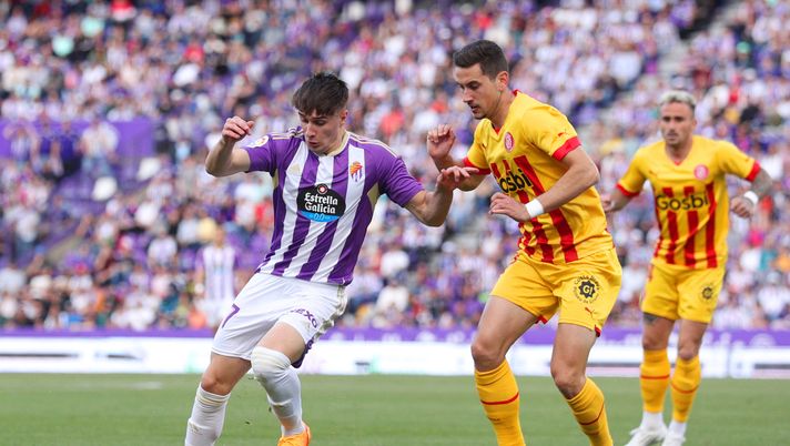 VALLADOLID, SPAIN - APRIL 22: Ivan Fresneda of Real Valladolid CF is put under pressure by Ibrahima Kebe of Girona FC during the LaLiga Santander match between Real Valladolid CF and Girona FC at Estadio Municipal Jose Zorrilla on April 22, 2023 in Valladolid, Spain. (Photo by Gonzalo Arroyo Moreno/Getty Images) Fresneda: “Concentrato sull’Europeo. Futuro in Italia? Vediamo…” - immagine 1