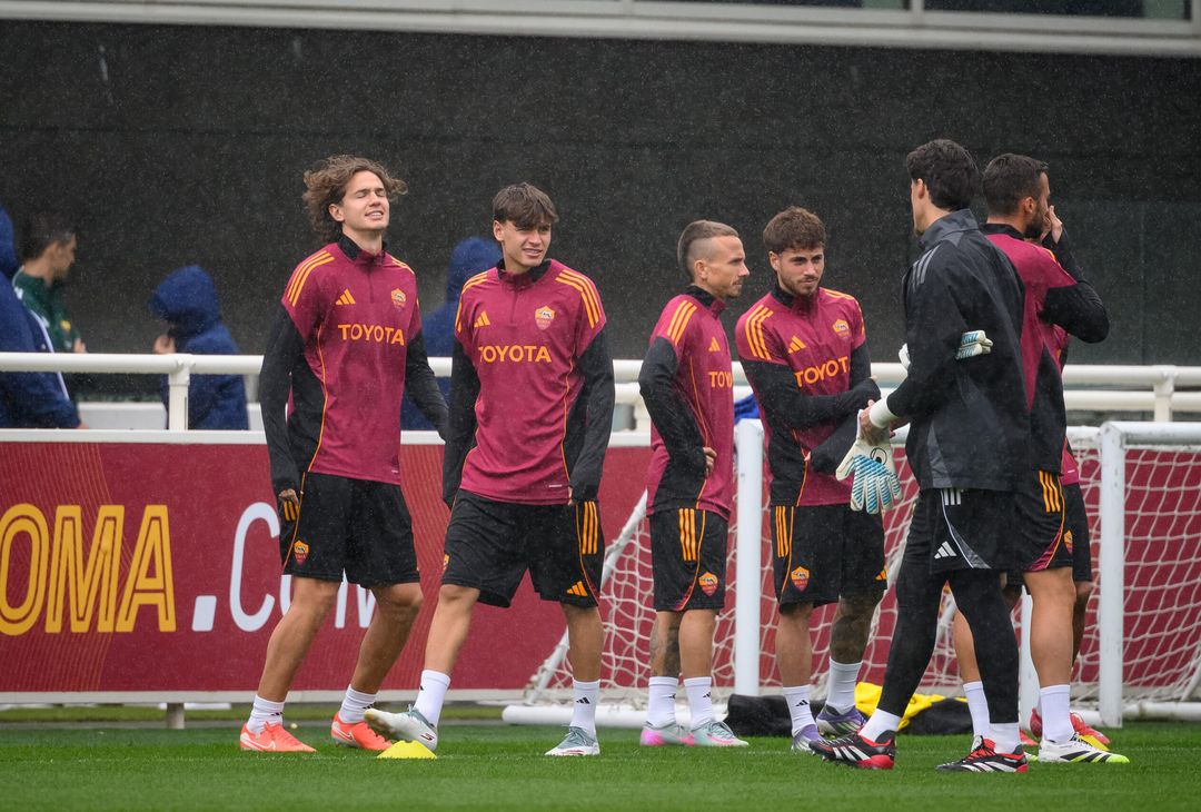 Roma, la seduta pomeridiana aperta ai tifosi al St. George’s Park – FOTO GALLERY - immagine 45