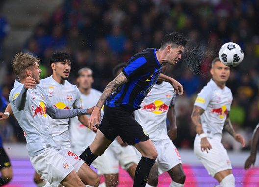 SALZBURG, AUSTRIA - AUGUST 09: Alessandro Bastoni of FC Internazionale in action during the friendly match between FC Red Bull Salzburg and FC Internazionale at Red Bull Arena on August 09, 2023 in Salzburg, Austria. (Photo by Mattia Ozbot - Inter/Inter via Getty Images) Terzic giovane tra “i vecchi”. Il suo Salisburgo è da record- immagine 2