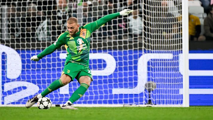 TURIN, ITALY - SEPTEMBER 17: Juventus goalkeeper Michele Di Gregorio in action during the UEFA Champions League 2024/25 League Phase MD1 match between Juventus and PSV Eindhoven at Juventus Stadium on September 17, 2024 in Turin, Italy. (Photo by Daniele Badolato - Juventus FC/Juventus FC via Getty Images) Tuttosport duro: “La Juve ringrazi Di Gregorio. Il Napoli non difende come il Psv” - immagine 1
