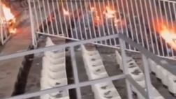 Derby di Belgrado, noi il regime? La curva Stella Rossa reagisce bruciando le sedie dello stadio