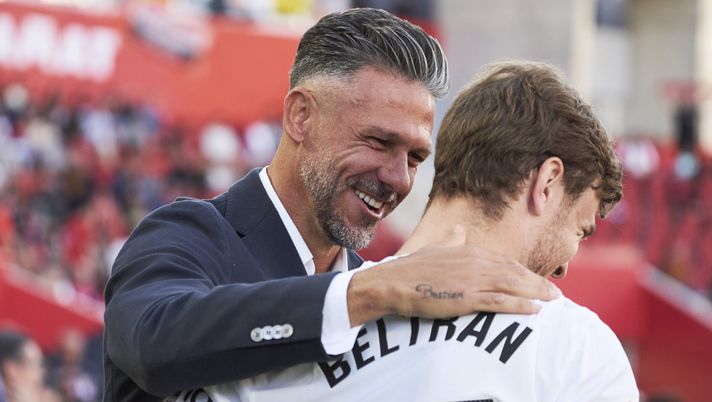MALLORCA, SPAIN - APRIL 21: Martin Demichelis, head coach of RCD Mallorca speaks with Lucas Beltran of Valencia CF during the LaLiga EA Sports match between RCD Mallorca and Valencia CF at Estadio de Son Moix on April 21, 2026 in Mallorca, Spain. (Photo by Rafa Babot/Getty Images) L’esperto spiega: “Fiorentina, ecco perché sarà difficile cedere Beltran” - immagine 1
